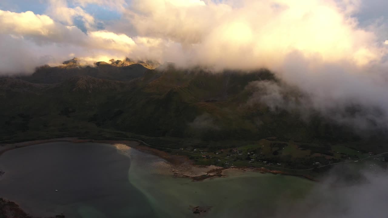 paisaje muy temperamental de un fiordo en noruega