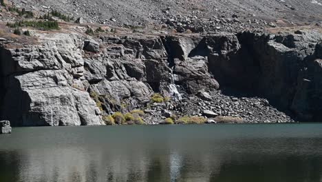 cascada colorado de 150 pies vista a través del lago willow en crestone, estática