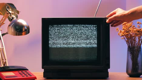 tv retro, televisión vintage en una configuración nostálgica, una tv retro muestra grano en la pantalla, dispositivo aterrador de la noche de halloween bueno para la llave de croma y la pantalla verde. imágenes de alta calidad 4k