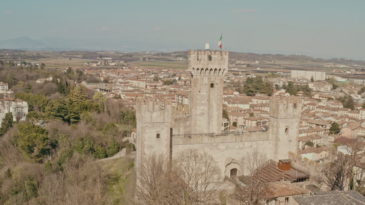 disparo de drones sobre el castillo de scaligero, mantova italia