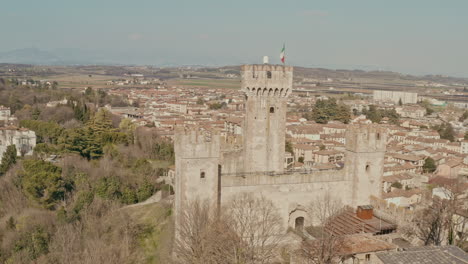 Drone-shot-over-Scaligero-castle,-Mantova-Italy