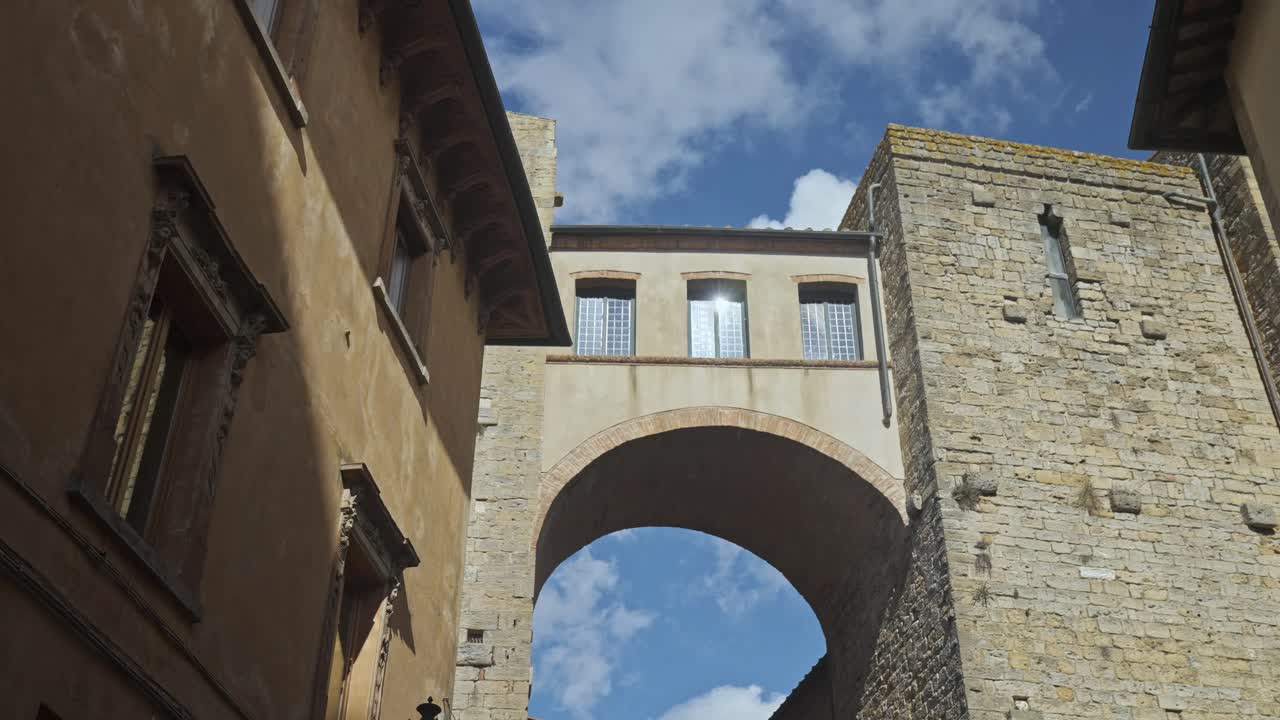 mirando hacia arriba a la arquitectura de la antigua ciudad amurallada de volterra, provincia de perugia, italia