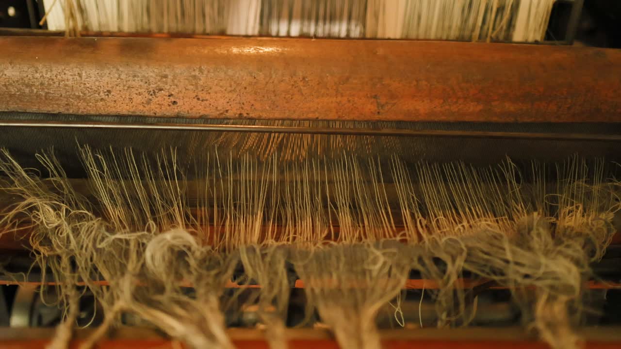 primer plano de un telar textil en funcionamiento