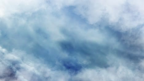 espesas nubes blancas se movían por el cielo azul con una tormenta en el interior