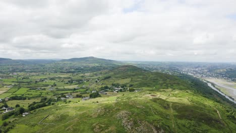 Aerial-Flight-Over-flagstaff-viewpoint-area,-countryside,-Newry,-Northern-Ireland-during-the-summer