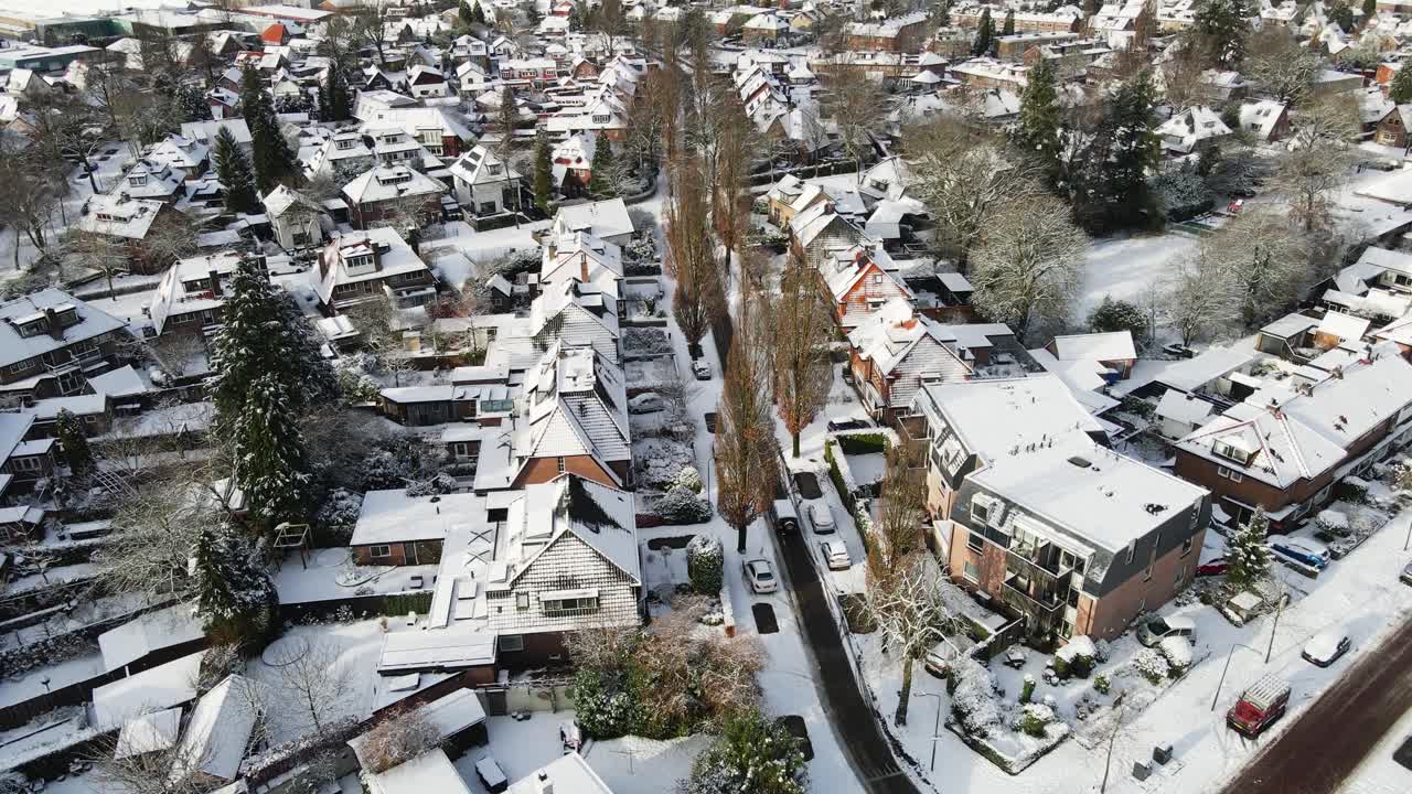 은 겨울 날 아름다운 교외 마을의 작은 거리를 달리는 차의 아리얼