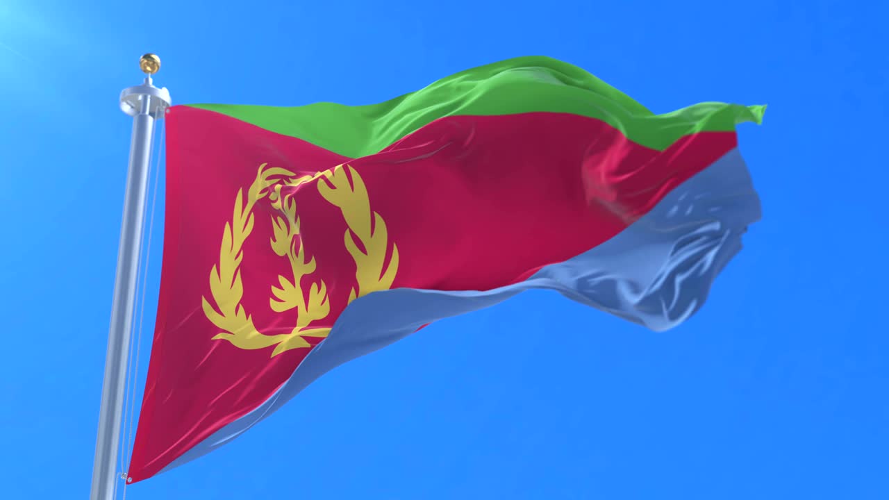 bandera de eritrea ondeando en el viento con el cielo azul en lento, bucle
