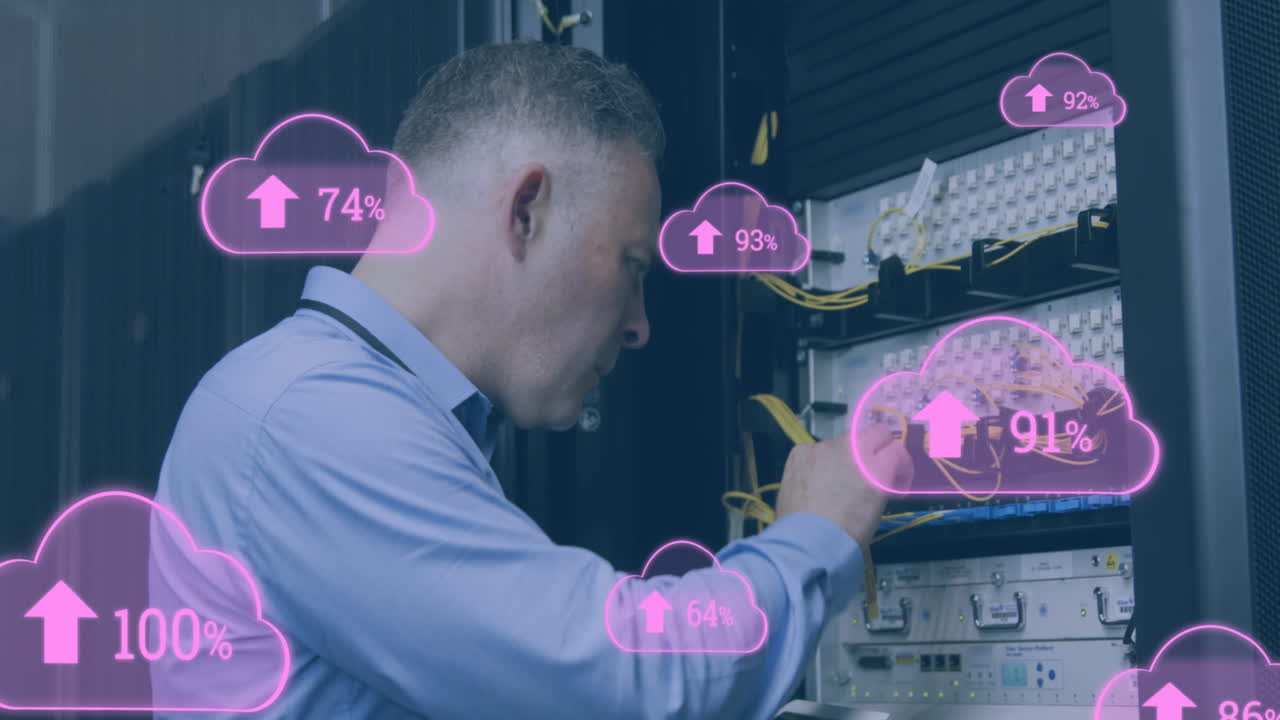 animación de nubes con números crecientes sobre hombre caucásico trabajando en la sala de servidores
