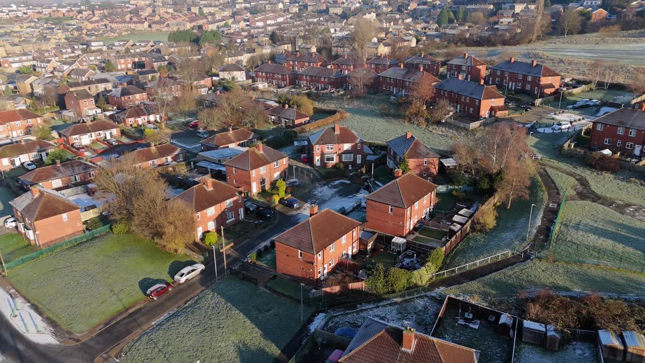 la vista de invierno del ojo de drone captura el típico desarrollo de viviendas de propiedad del consejo urbano del reino unido de dewsbury moor estate con casas adosadas de ladrillo rojo y el industrial yorkshire