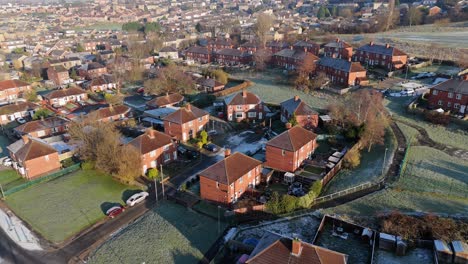 Die-Winteransicht-Aus-Der-Drohnenperspektive-Erfasst-Die-Typische-Britische-Städtische-Wohnsiedlung-Des-Dewsbury-Moore-Council-Estate-Mit-Reihenhäusern-Aus-Rotem-Backstein-Und-Dem-Industriellen-Yorkshire