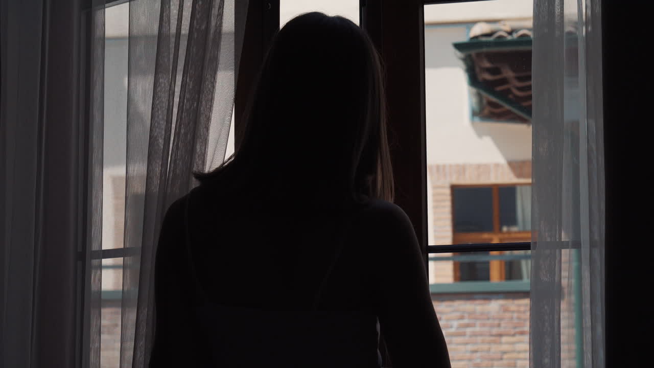 창 밖을 바라 보는 여자