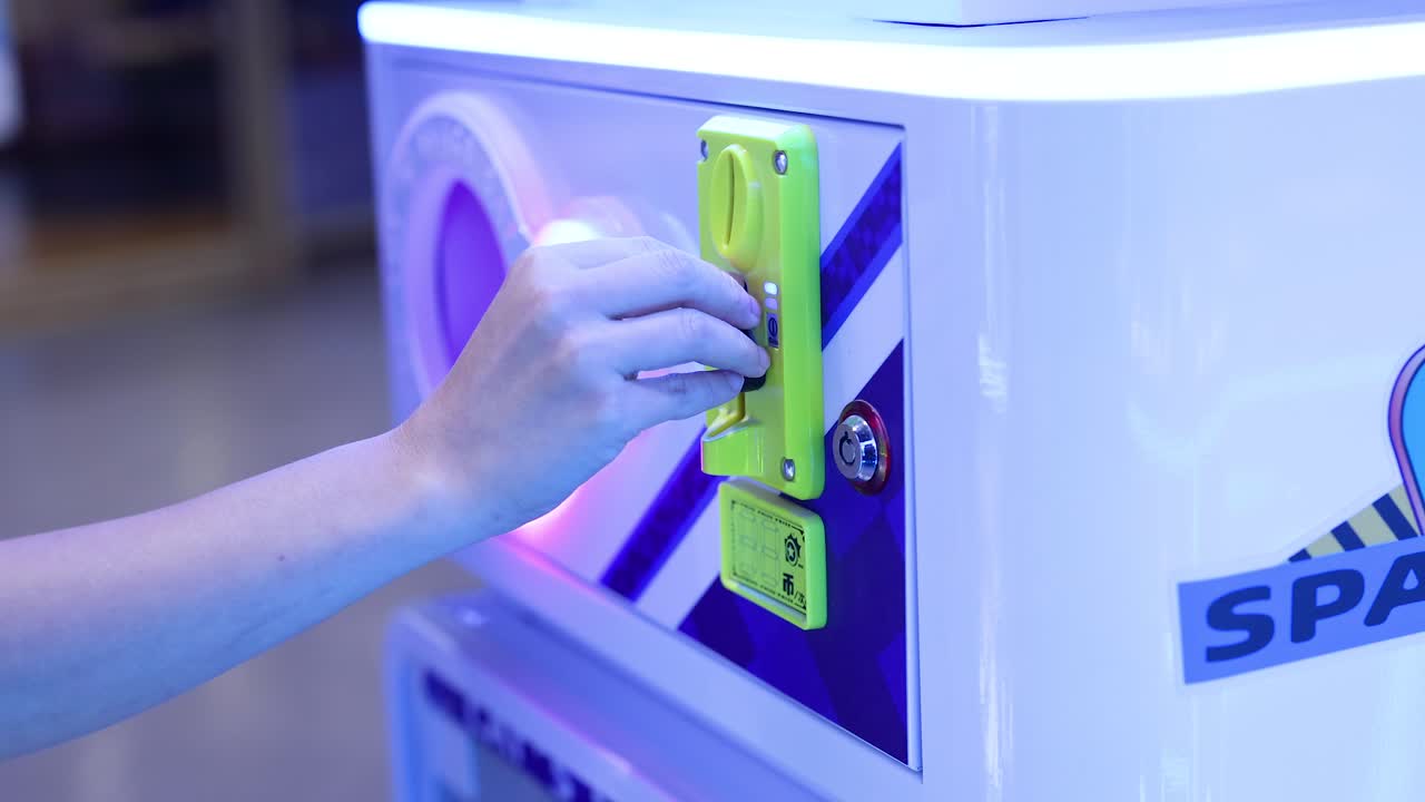 insertando monedas en la máquina de juegos de arcade