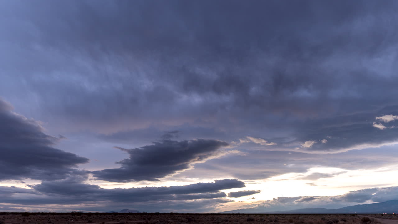 하늘은 비를 위협하지만 모하비 사막 풍경을 완화하지 않습니다 - 일몰 시간 경과