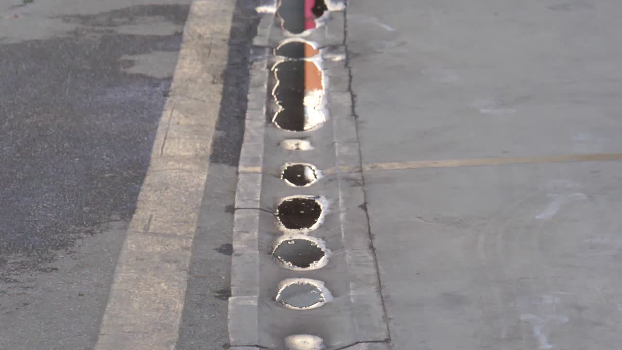 포장도로의 웅덩이