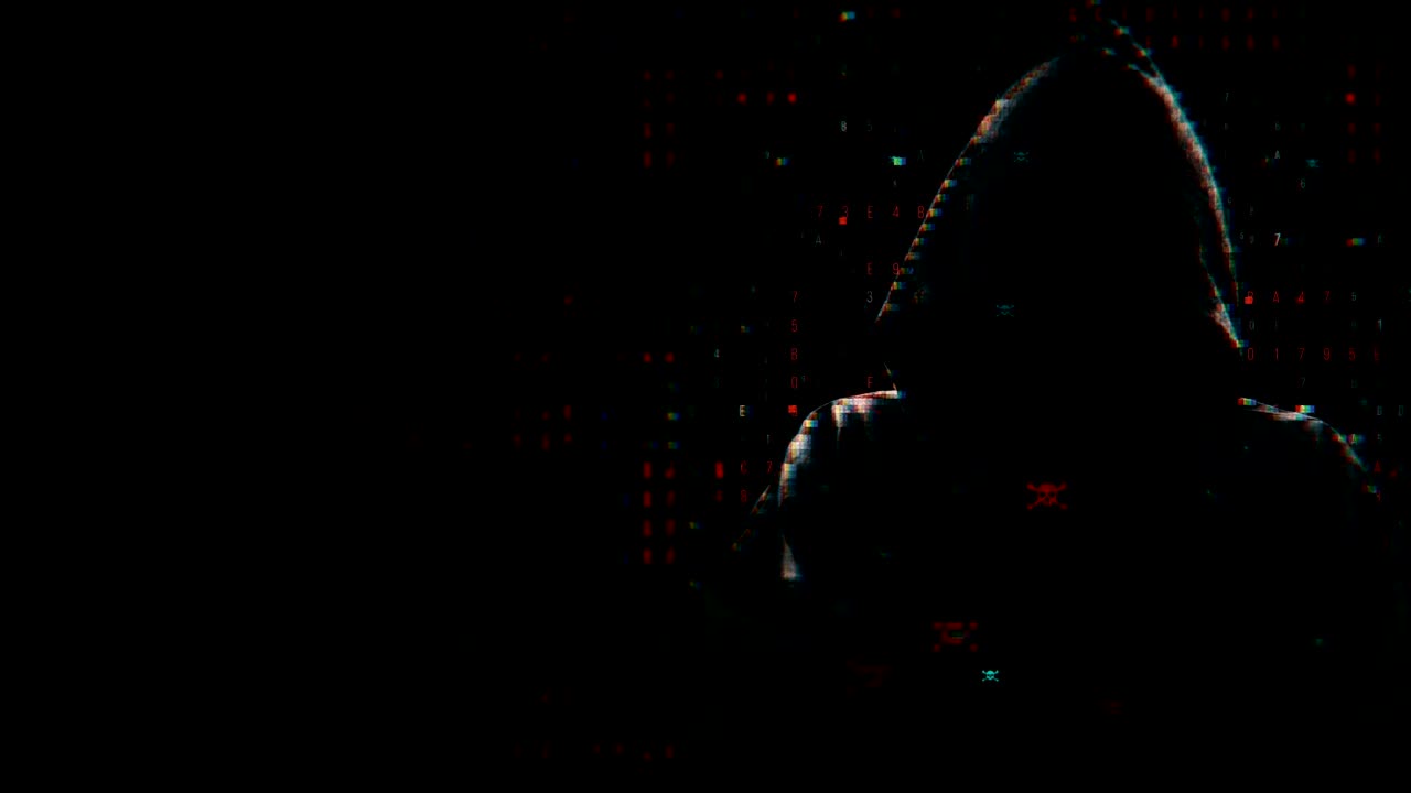 la silueta de un hacker en una lanza contra un fondo negro con un código binario