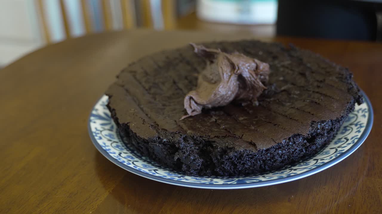 spalmare la glassa sullo strato di base di a