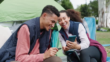 felicidad, pareja y campamento con teléfono móvil