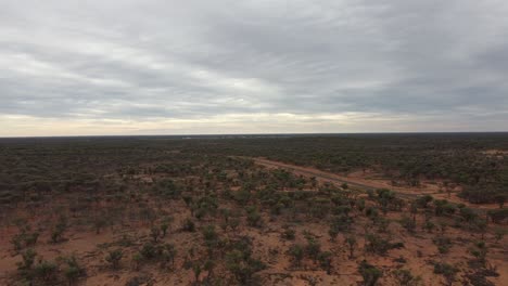 Drohne-Fliegt-über-Buschland-In-Richtung-Einer-Abgelegenen-Kleinstadt-Im-Australischen-Outback