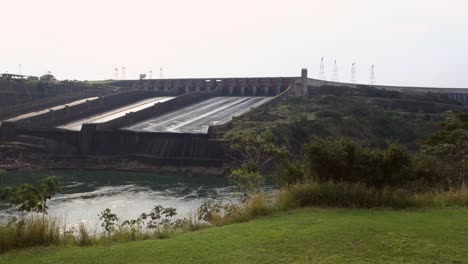 伊塔伊普水力發電廠 (itaipu dam) 位於巴西和巴拉圭邊境