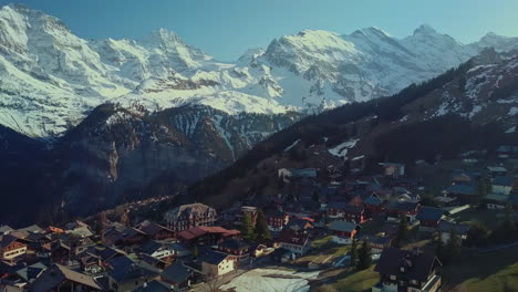 imágenes aéreas del pueblo de montaña suizo de mürren con montañas imponentes