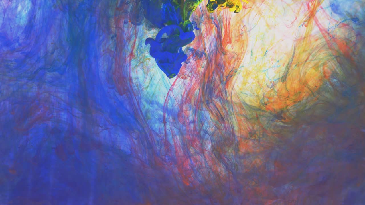 abstracciones líquidas, la disolución de pintura azul, amarilla, roja y verde en agua.