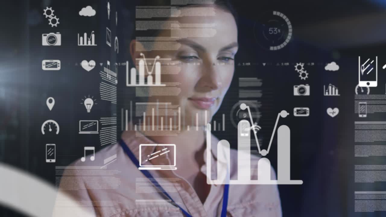 animación del procesamiento de datos sobre ingeniera de ti caucásica con tableta por servidor de computadora