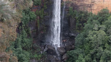 fitzroy falls base rocks en el parque nacional kangaroo valley australia, tiro medio bloqueado