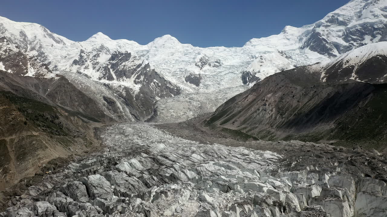 toma de dron de nanga parbat con glaciar, prados de hadas pakistán, toma aérea cinematográfica amplia y reveladora