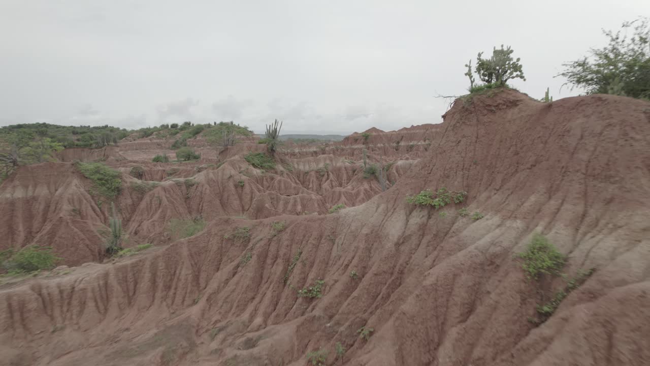 volar sobre cañones y paisajes áridos en el desierto de la tatacoa cerca de neiva en colombia