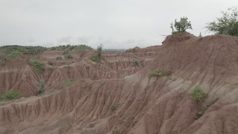 在哥倫比亞尼瓦附近塔塔科亞沙漠的峡谷和荒涼的風景上空飛翔