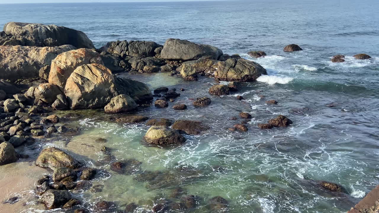 Ripresa statica a mano libera dal Forte di Galle verso il mare con costa rocciosa