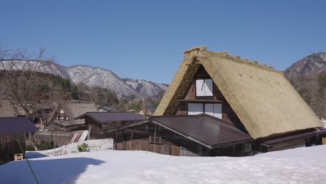 casa de pueblo de montaña con techo de paja en shirakawago, gifu japón