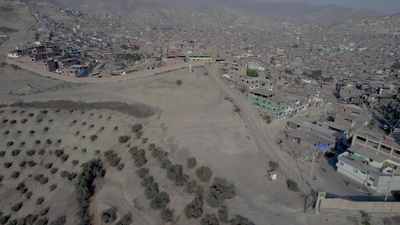 Vista Aerea di Baraccopoli Densamente Popolata su Versanti Aridi