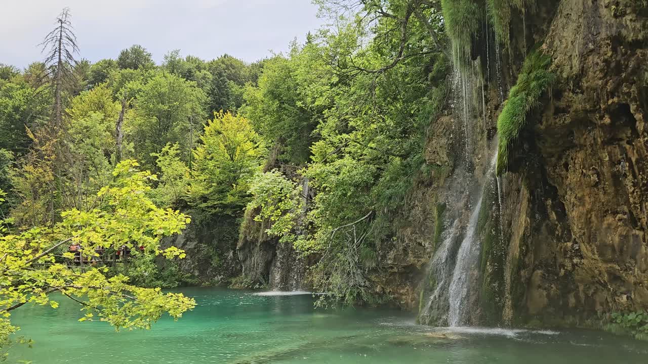 Una delle tante cascate nel Parco Nazionale di Plitvice in Croazia