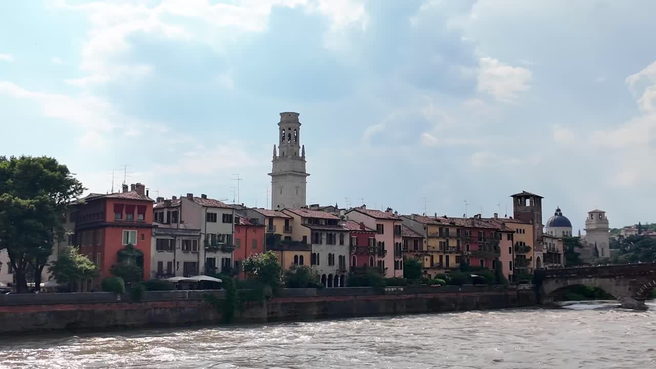 Fiume Adige a Verona, Italia e panorama delle prime case a schiera vicino al Ponte Pietra.