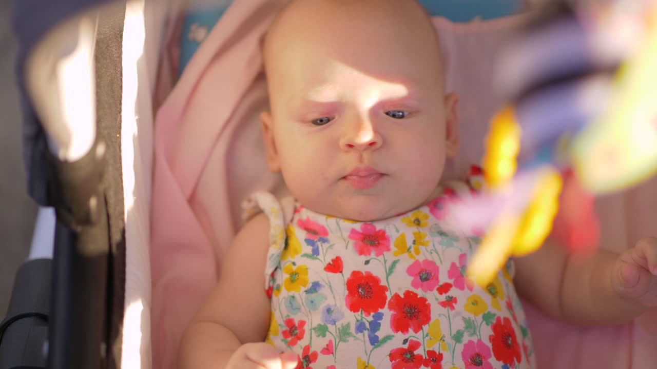 야외 의 유치원 에 있는 활동적 인 아기 소녀