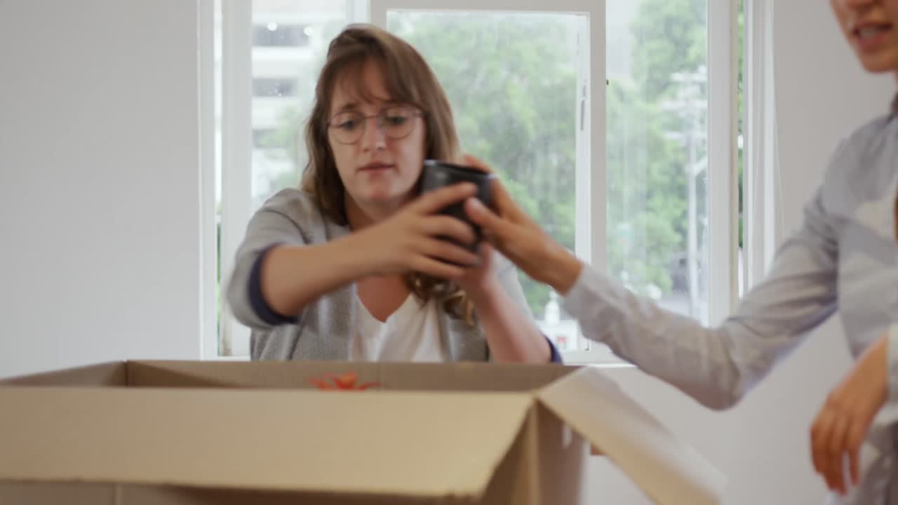 profesionales creativos de la generación del milenio trabajando en una oficina creativa