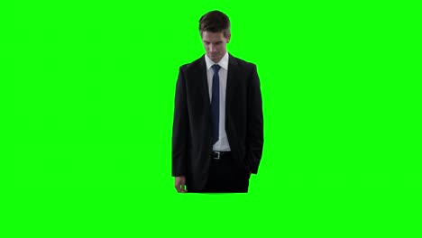 hombre de negocios fingiendo usar una pantalla digital