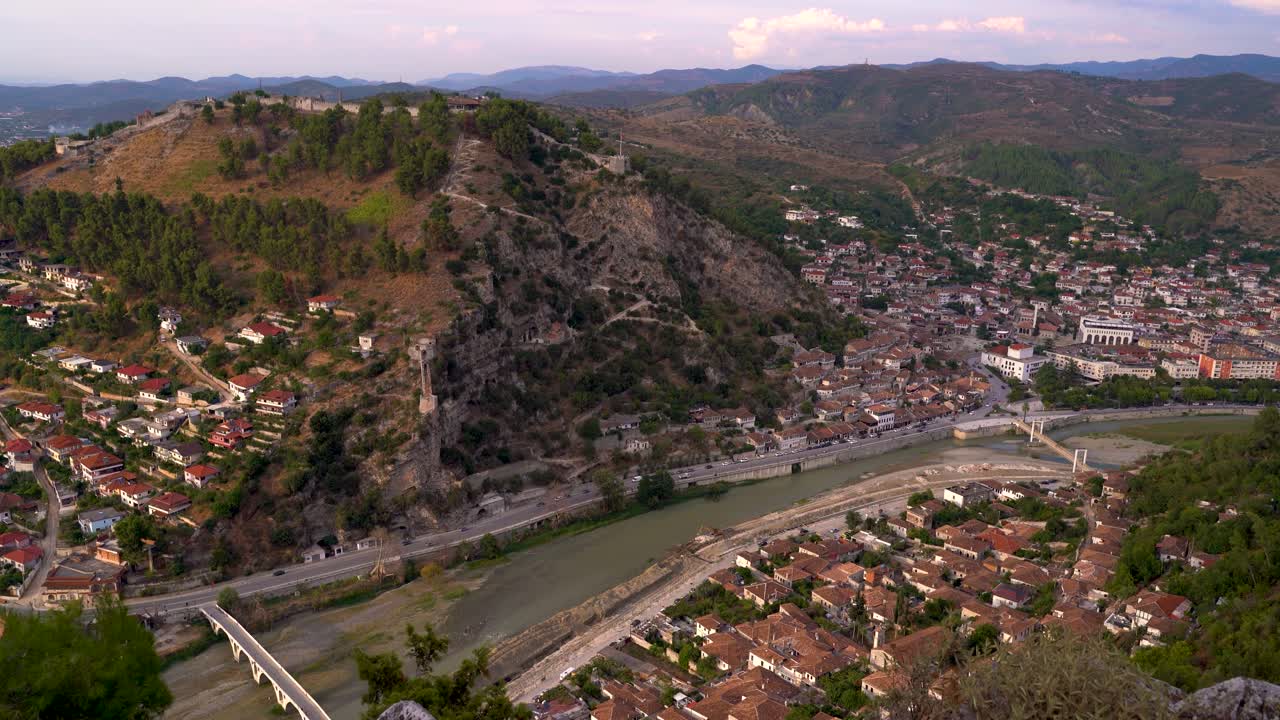 muy por encima de la vista panorámica sobre el pueblo del patrimonio mundial de la unesco de berat en albania