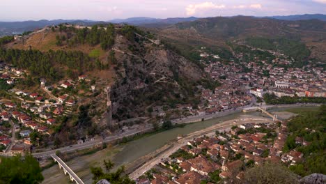 Muy-Por-Encima-De-La-Vista-Panorámica-Sobre-El-Pueblo-Del-Patrimonio-Mundial-De-La-Unesco-De-Berat-En-Albania