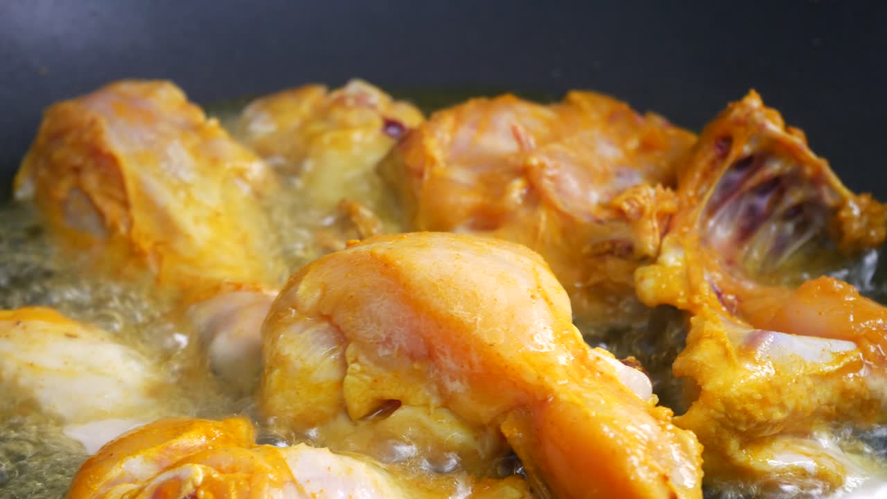 Carne di pollo tagliata a piccoli pezzi e messa nella padella calda. Viene fritta con olio da cucina bollente finché non è cotta e croccante.