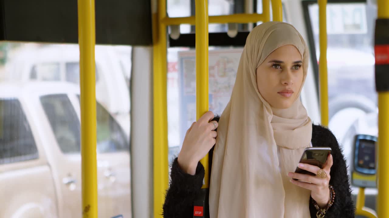 휴대 전화를 사용하는 히자브를 입은 여성 4k