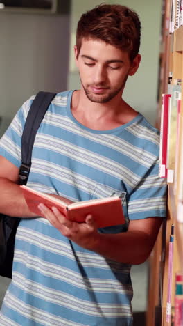estudiante serio leyendo un libro