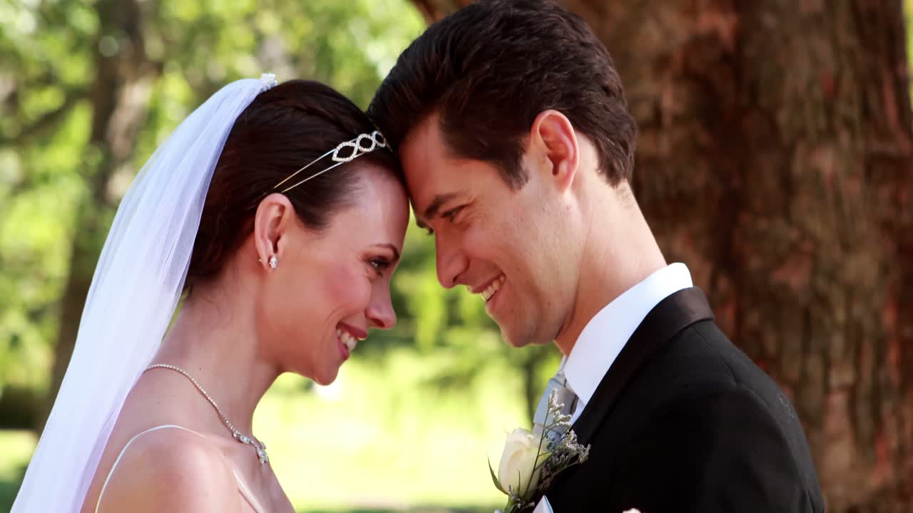 행복 한 신혼 부부 들 이 서로 미소 짓고 있다