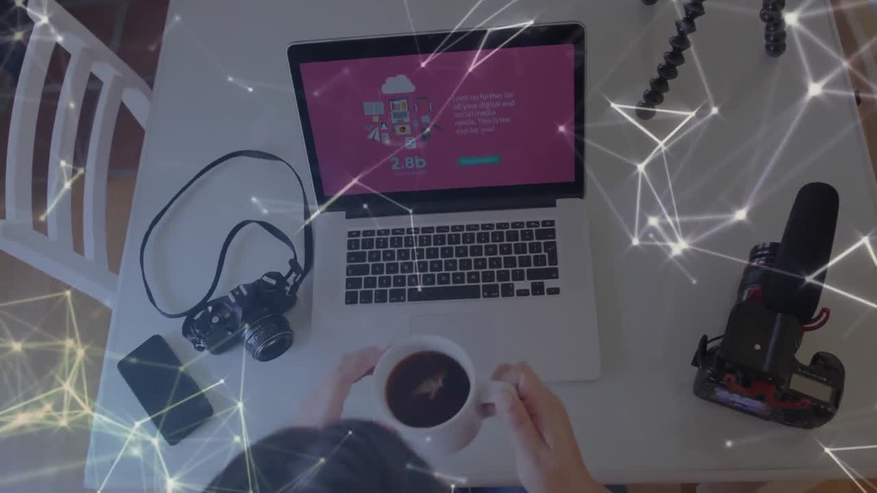 animación de una red de conexiones a través de una mujer vlogger bebiendo café usando una computadora portátil en casa