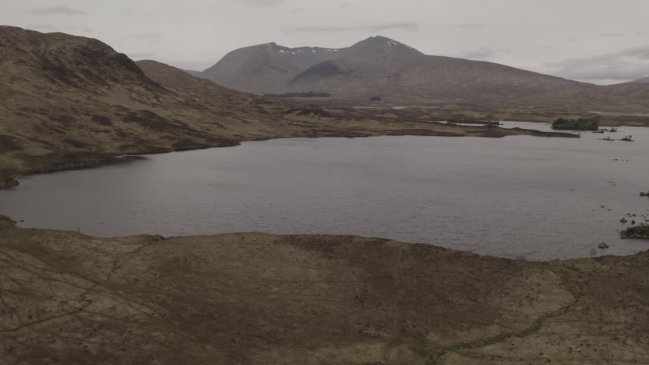 vuelo a través de las montañas sobre un lago