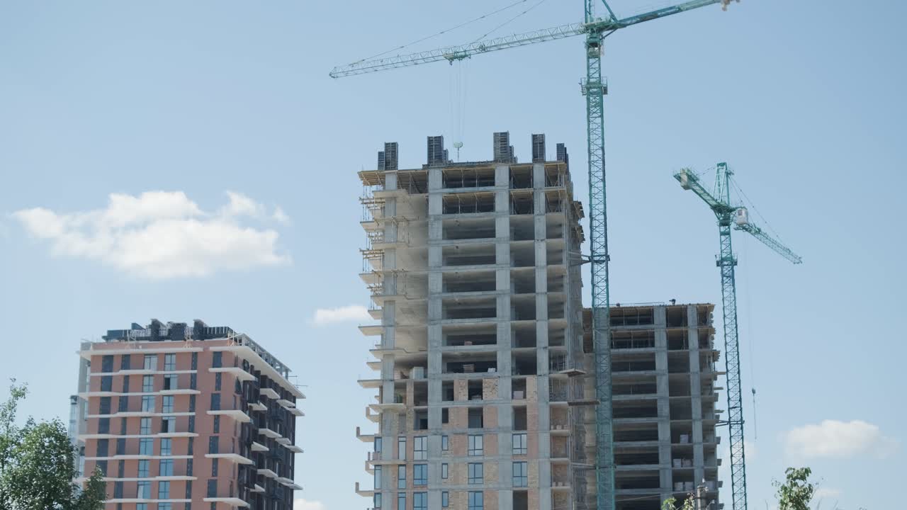 edificio de gran altura en construcción con grúas