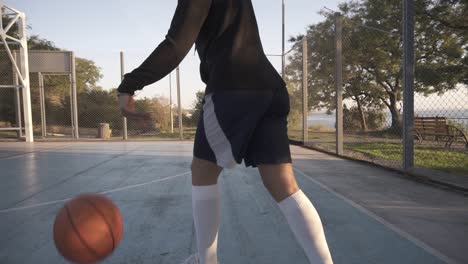 Vista-Rara-De-Una-Joven-Jugadora-De-Baloncesto-Entrenando-Y-Haciendo-Ejercicio-Al-Aire-Libre-En-La-Cancha-Local-1