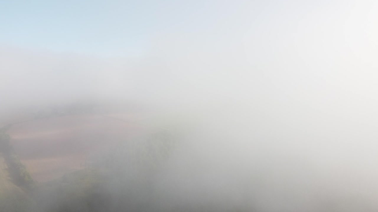 위의 공중보기에서 안개 안개 구름