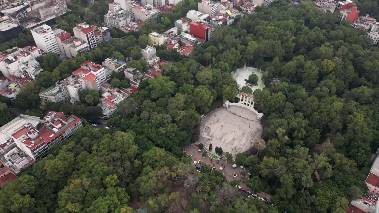 hiperlapso sobre el parque méxico en condesa, ciudad de méxico